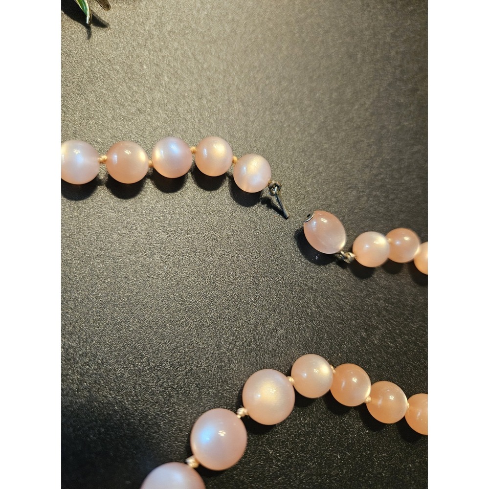Vtg Pink Moonglow Lucite Necklace With Graduated Beads/Hidden Pin Clasp (281) - Picture 3 of 3